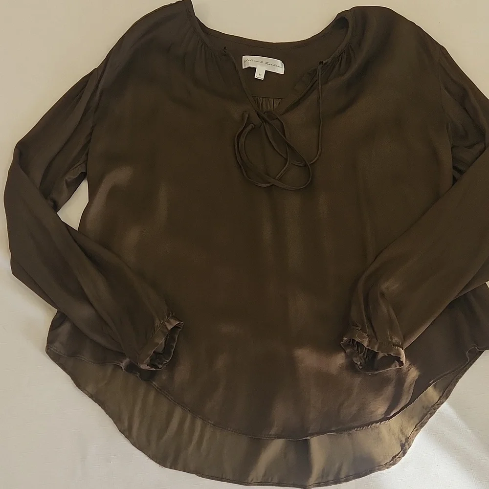 Chelsea & Theodore Olive Green Silky Boho Top. Size M